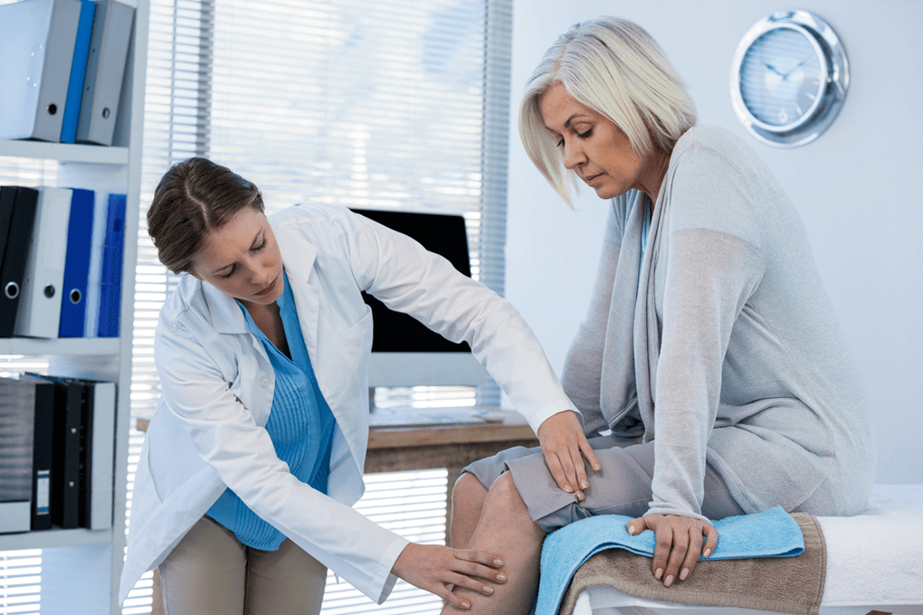 Arthrosis patients who need therapy are examined by a doctor